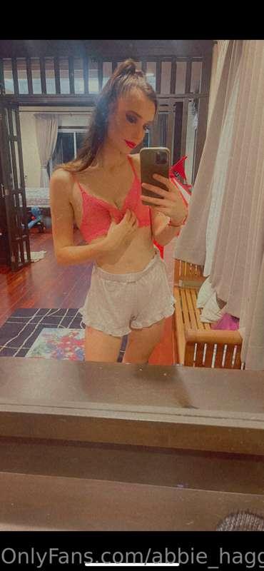 Who wants to see me take off these shorts 🙈😉