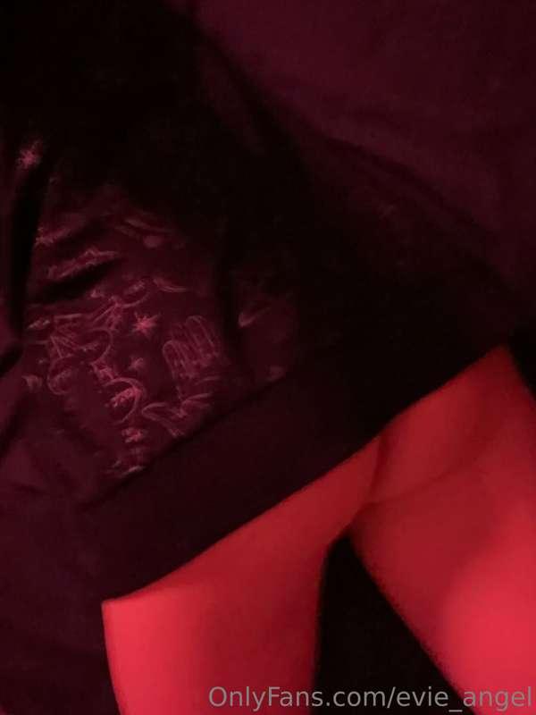 booty pics from under my big hoodie :3 also new ppv todsy, c..