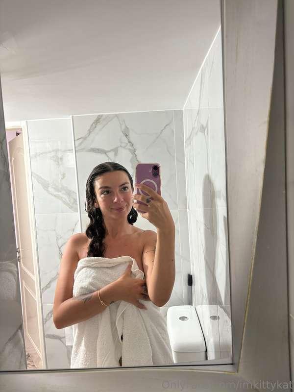 This towel isn’t gonna stay on for long 😏