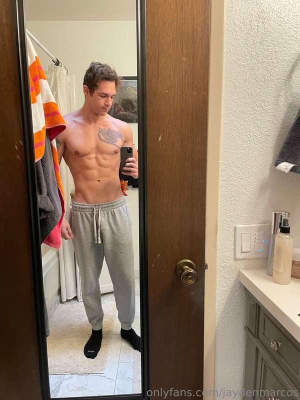 Woke up feeling sexy. Now I’m horny 😩 please help