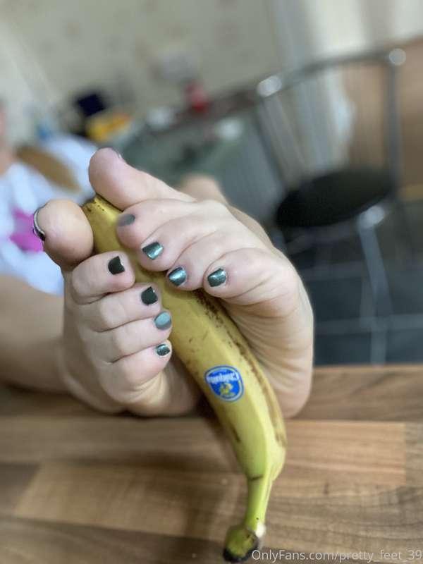 This 🍌 feels so nice between my pretty 🦶 I bet you are jealo..
