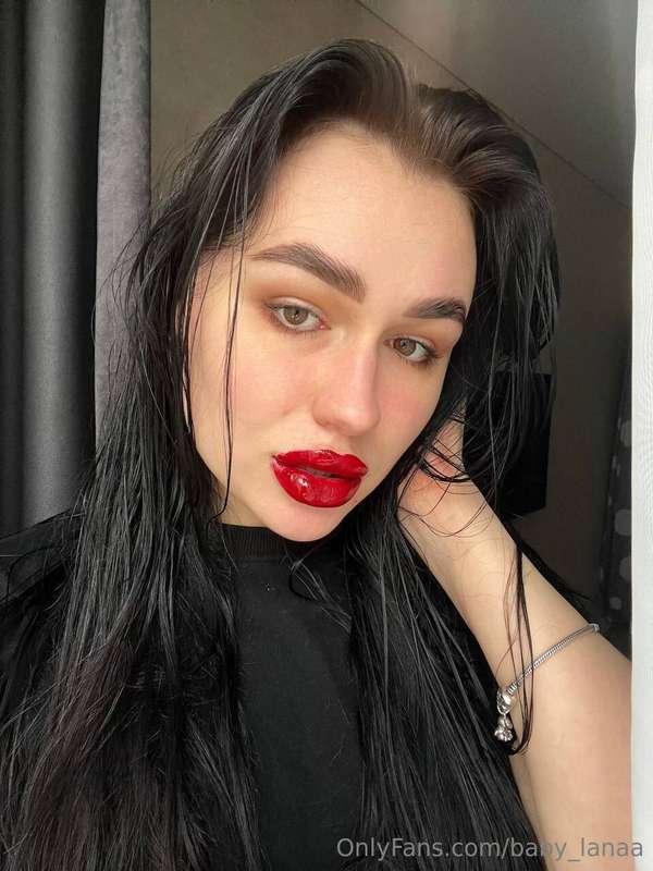 Felt like turning up the heat today 🔥💋Red lips kind of mood ..