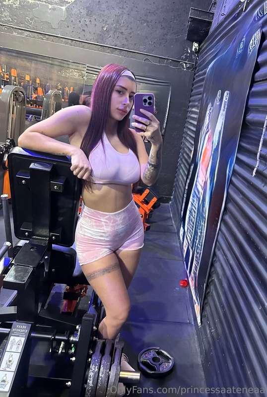 What do you think of my gym look?🤔💋