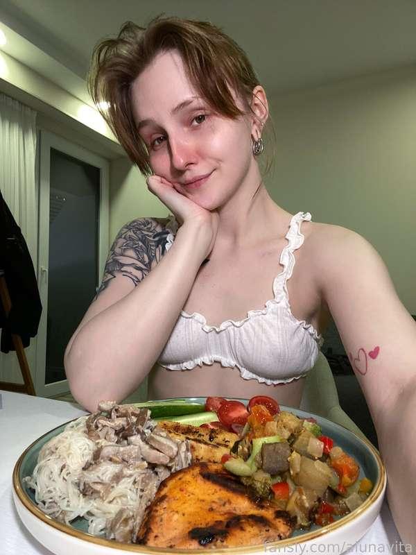 I really like to eat delicious food, and for this I have the ability to cook delicious food🪄 A balanced diet is very important to me🥗 Here I cooked stewed vegetables with mushrooms, rice noodles and chicken breast for dinner🍜

To keep fit and healthy, I always try to eat right, but of course there are times when I eat something harmful, but we won't tell anyone about it🤫

What about you? Do you prefer healthy food?🍏

#redhead #longhair #cutie #slim #young #pretty #lifestyle #life #blog #fyp