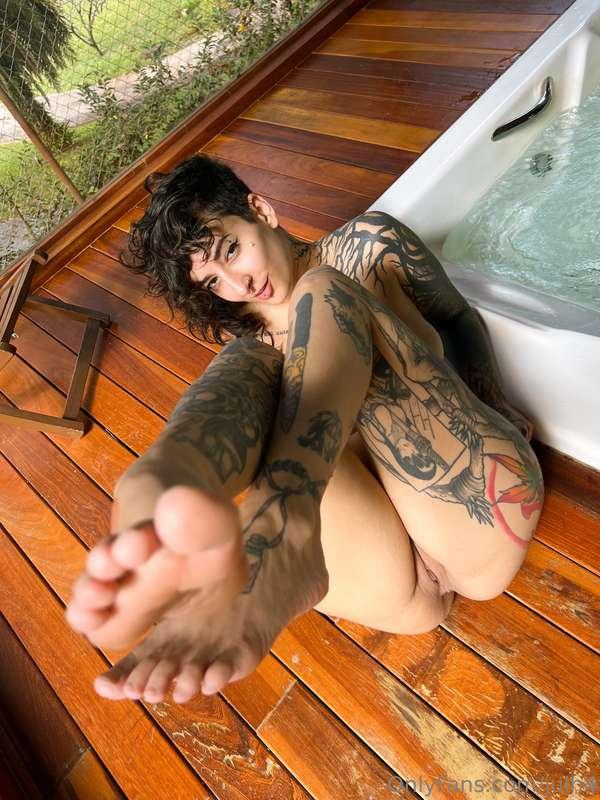 🇺🇸 You wouldn't mind me resting these soft soles on your fac..