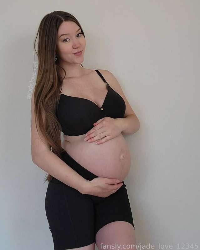 I feel so sexy with a big belly 🤰🏻

#preggo #preggers #mommy #milf #pregnantbelly #pregnancy #pregnant #hotmom #bra #bigbelly #9monthspregnant #pregnancyfetish #breeding #breedingfetish #fyp