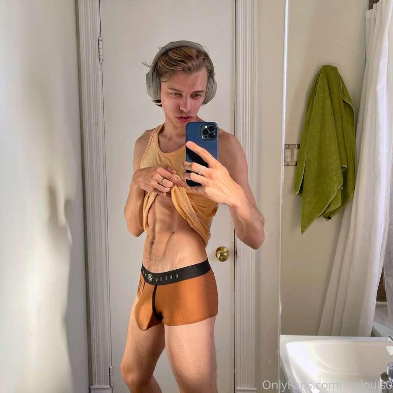 Shower photo shoot🥳 I‘m filming another scene today!! It‘ll ..