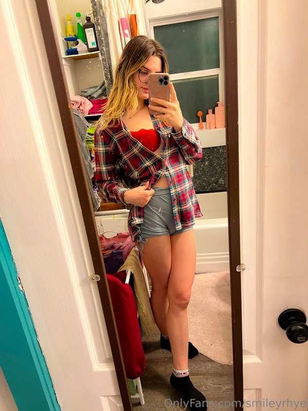 ✨Fun in Flannel✨
I love showing off my body to you daddy🥰
I ..