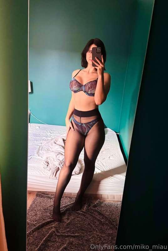 You're team pantyhose or team stockings?! Or you're not a fa..