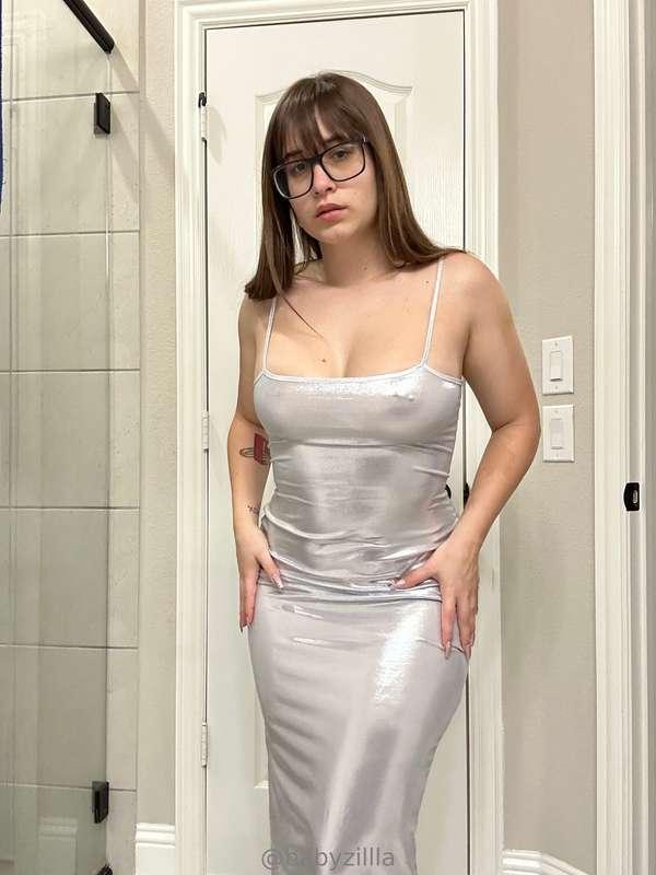 Small set being a little tease in this dress.   I show boobi..