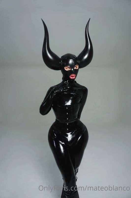 Straight couple threesome + full latex photo shoot coming so..