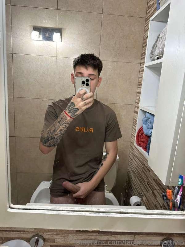 con la verga bien dura🍆🔥