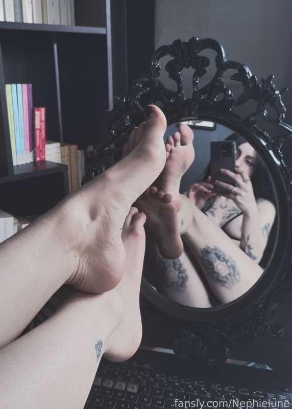 Magical little feet. ✨

· ˚☁︎ ｡⋆ ☽˚｡ · #feet #goth #alternative #petite #brunette #witch #tattoos #footfetish #footsies #toes · ｡˚☾ ⋆ ｡ ☁︎˚ · 