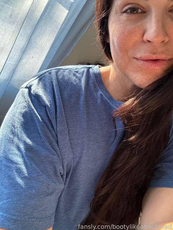 Morning selfie ☀️ May have taken booty pics too… 