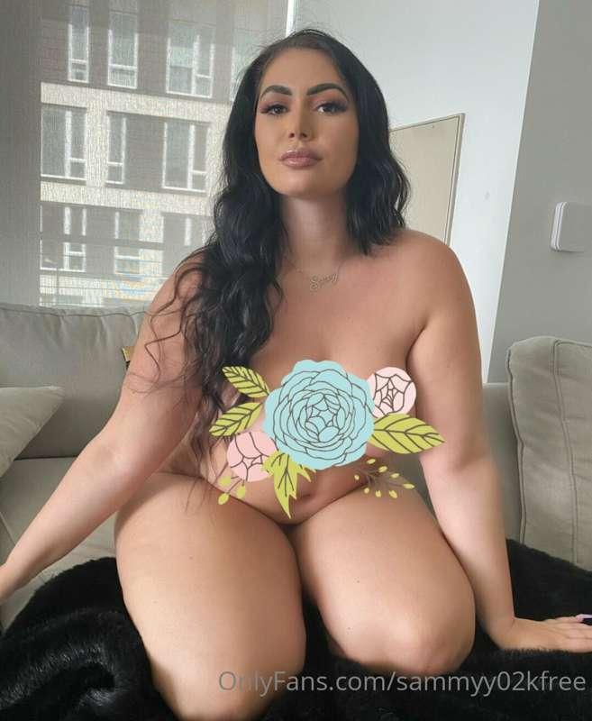 Happy Sunday! Lots of sexy content cumming your way today.  ..