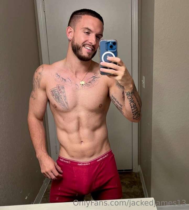 Hope you like my freshly shaved chest and abs😉 Check your DM..