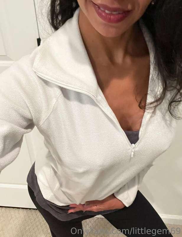 Early morning for this ⚽️ mom. Think the dads will 👀  my nip..