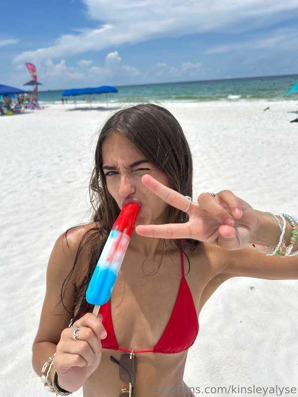 get yourself a girl who can be both sexy and this 😋