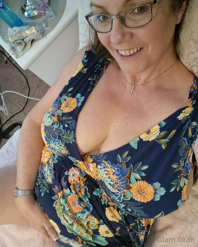 Send your favourite gilf a morning message 💌💌