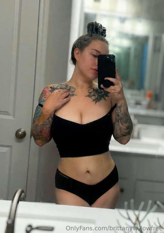 Who’s looking for an alt gf? 🖤
