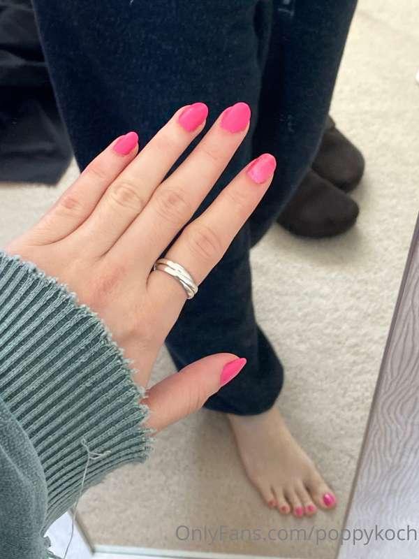Filming new content tonight 💕 mani pedi for the occasion! Wh..