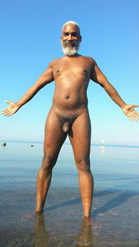 Sunday Funday!  #beard #musculardaddy #gay #feet #gaycruisin..