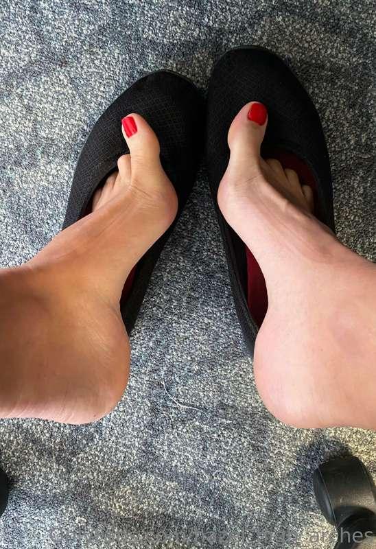 Red toes to break up the work day 💋