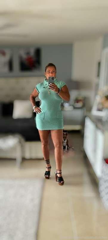 Thick thighs with pretty eyes