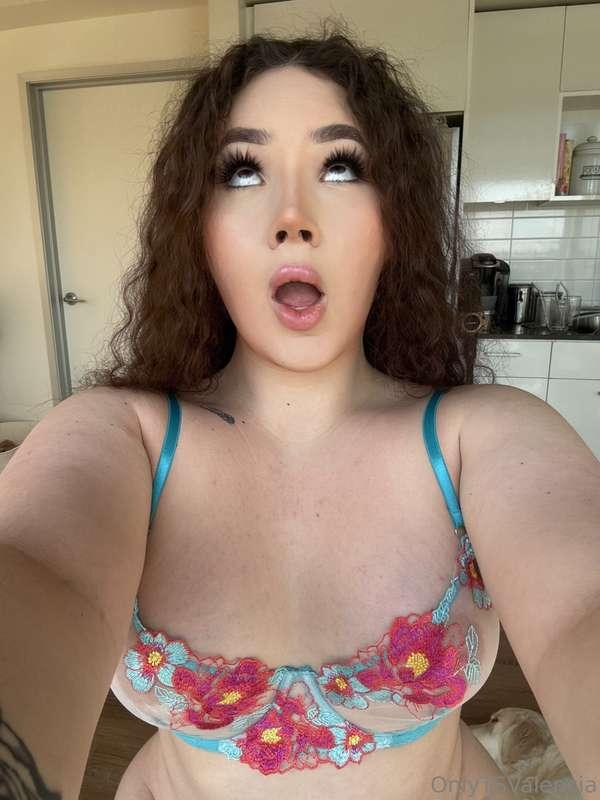 Ugh fuck that cock I stretching my hole out sooo good 