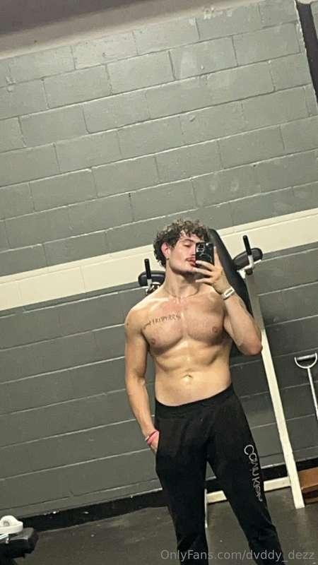 Check ur inbox if u wanna worship my body 😈😈
