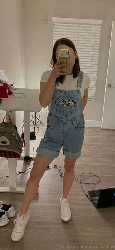 One more vanilla photo but look how cute these overalls I go..