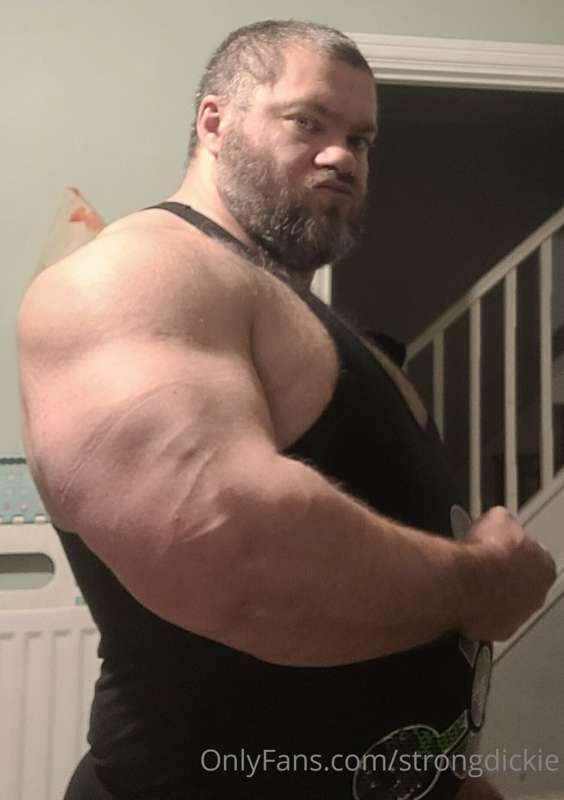 Look at the fucking size of those arms! 😳😈 feeling like an a..