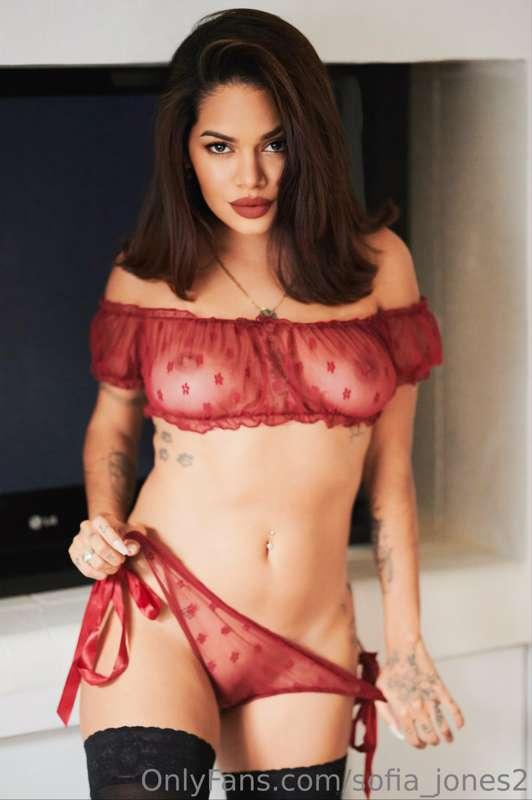do u like the color red?🫦 does it make u want to rip it off ..