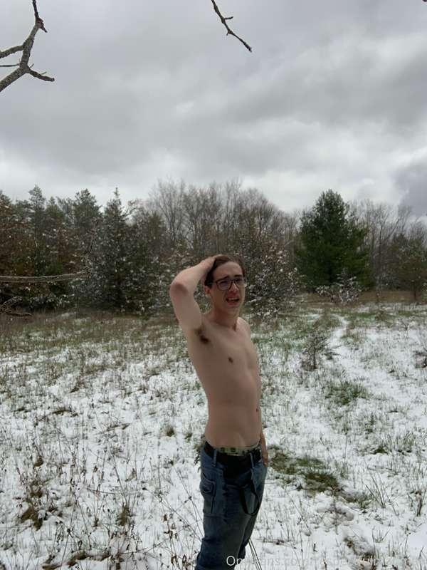 Spring Canadian photoshoots are cold 😭 I just need to get ba..