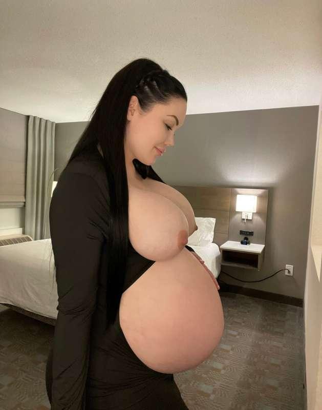My belly looking cute in my new dress 🖤