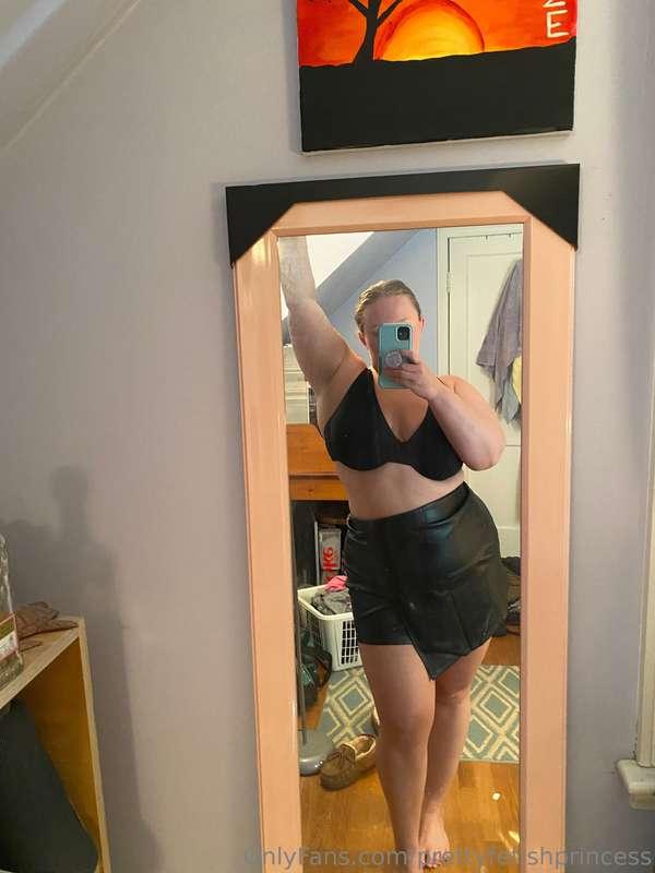 Gotta find a top that goes w this skirt 