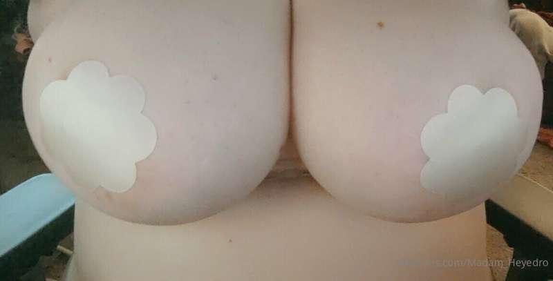 Going LIVE in like 2 hours and painting my titties like East..