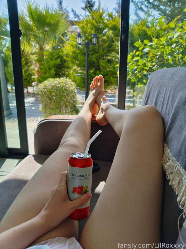 after my homework is done, i take a pause and rest😊

#lefs #feet #teen #sexy #cute #cutegirl #home #curlygirl #young #relax