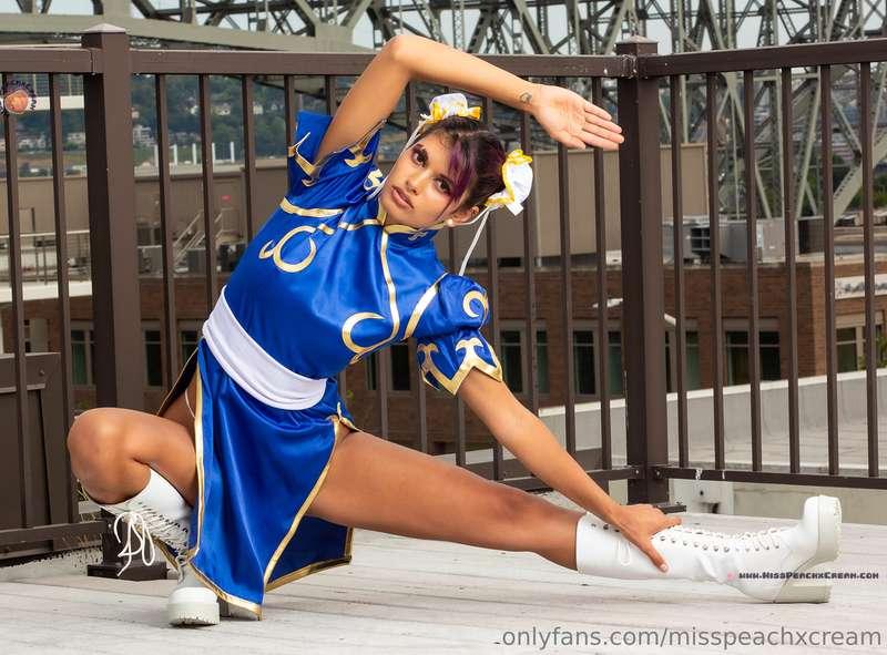 Solo cosplay livestream tonight at 8pm!! Go to my VIP page @..