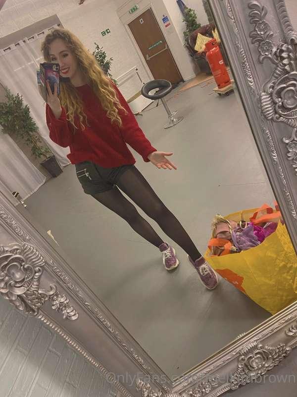 Absolutely trashing the photo studio here like! 😂