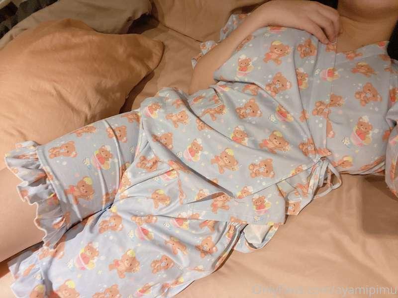 ช่วงนี้จะมีแต่แฟชั่นชุดนอนนะฮะ อยู่แต่ห้องฮะ อาบน้ำละก็ใส่ชุ..