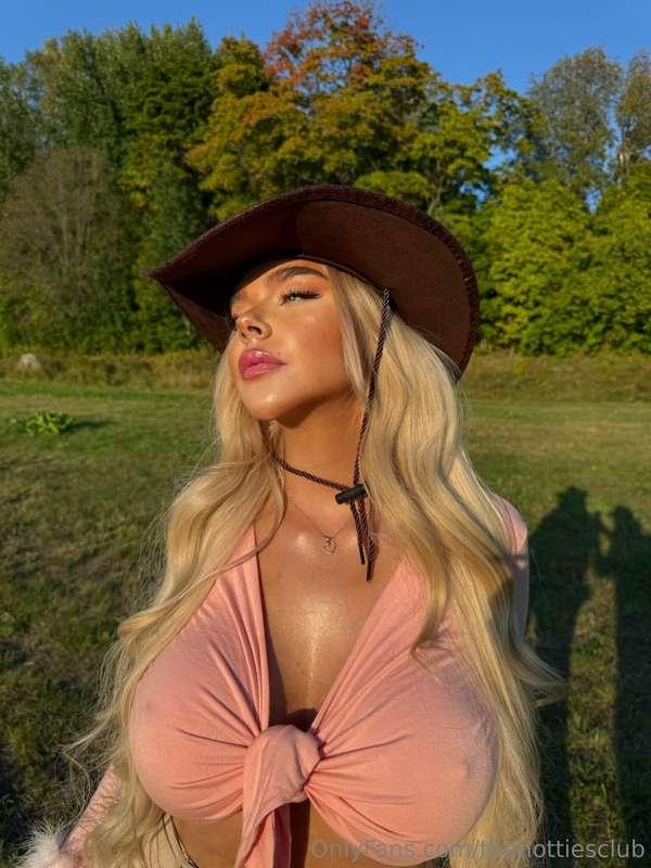 thehottiesclub image #0