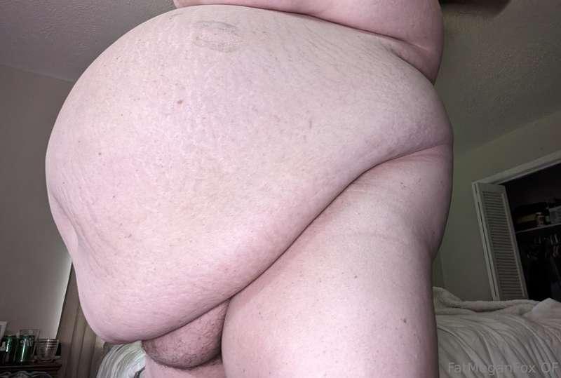 who would rather get smothered by my big belly than go to wo..