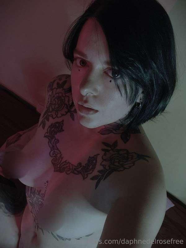 @lexxsky ✨FREE✨@lexxsky
Geeky slutty girl looking for some f..