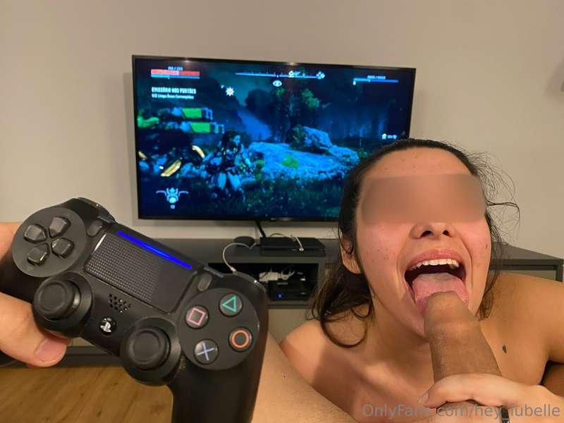 Hey guys! Guess who's back?! 😍 This time I sucked his dick w..