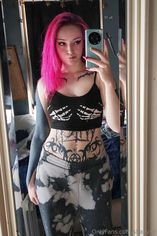 Some pre-work mirror selfies :3