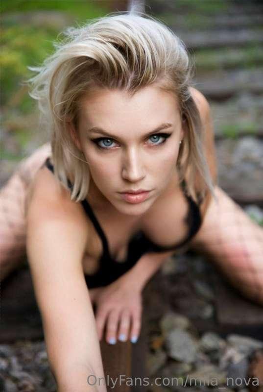 Schau mir in die Augen Honey - gefällt dir was du siehst?

L..