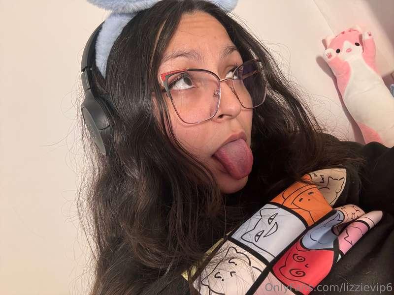 Some selfies and swipe for the tiddies :3