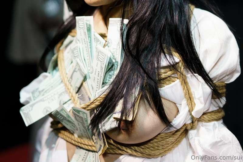 緊縛ショーの時のこのおもちゃのチップは後から現金に換金されるものと思っていたし、渡す側もそう思ってた人も多かったみたいで..