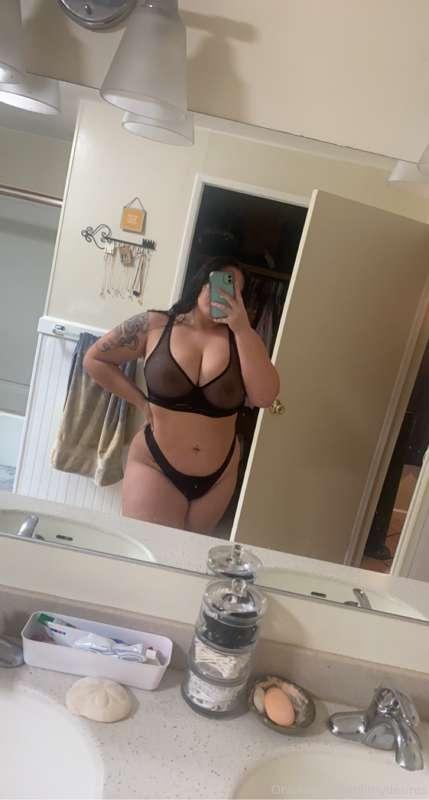 Fresh out the shower now who wants to eat my ass?
👅🍑🤤